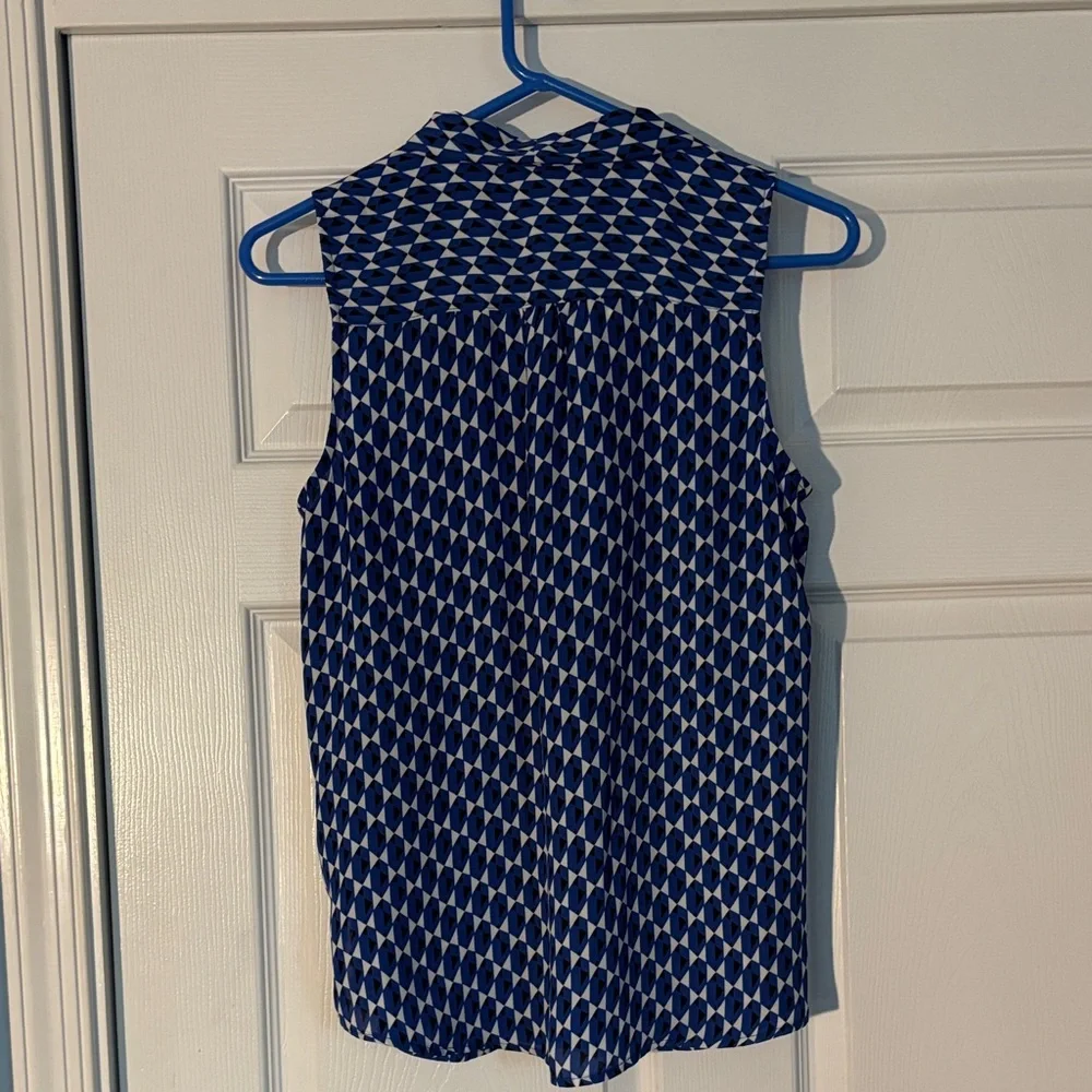 Jones New York Blue and White Sleeveless Blouse - Picture 3 of 3